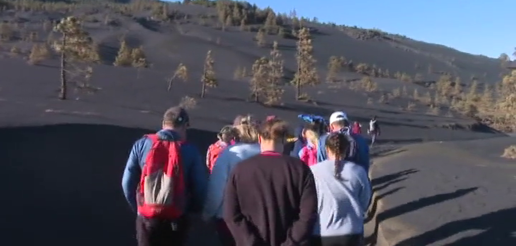 1.500 personas verán esta Semana Santa el volcán de La Palma de cerca. Realizarán una ruta controlada con guías autorizados por el camino de Cabeza de Vaca