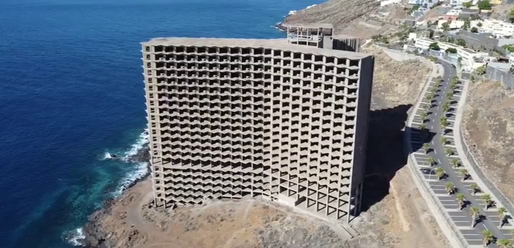 Canarias está salpicada de obras inacabadas