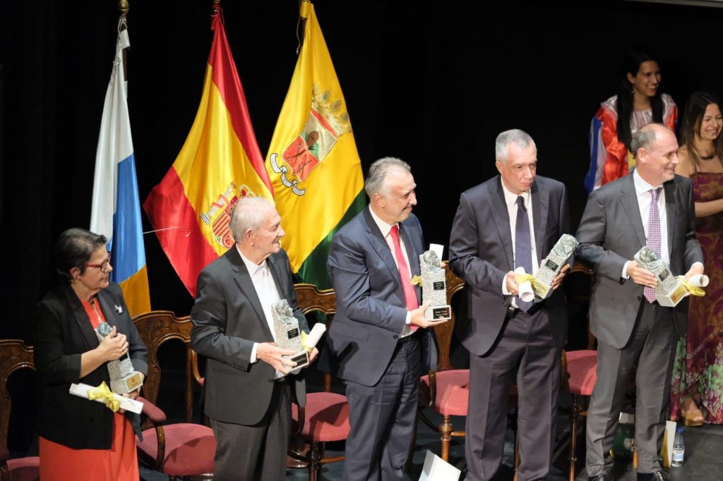 Ángel Víctor Torres recibe uno de los Premios de Honor Gourié 2022