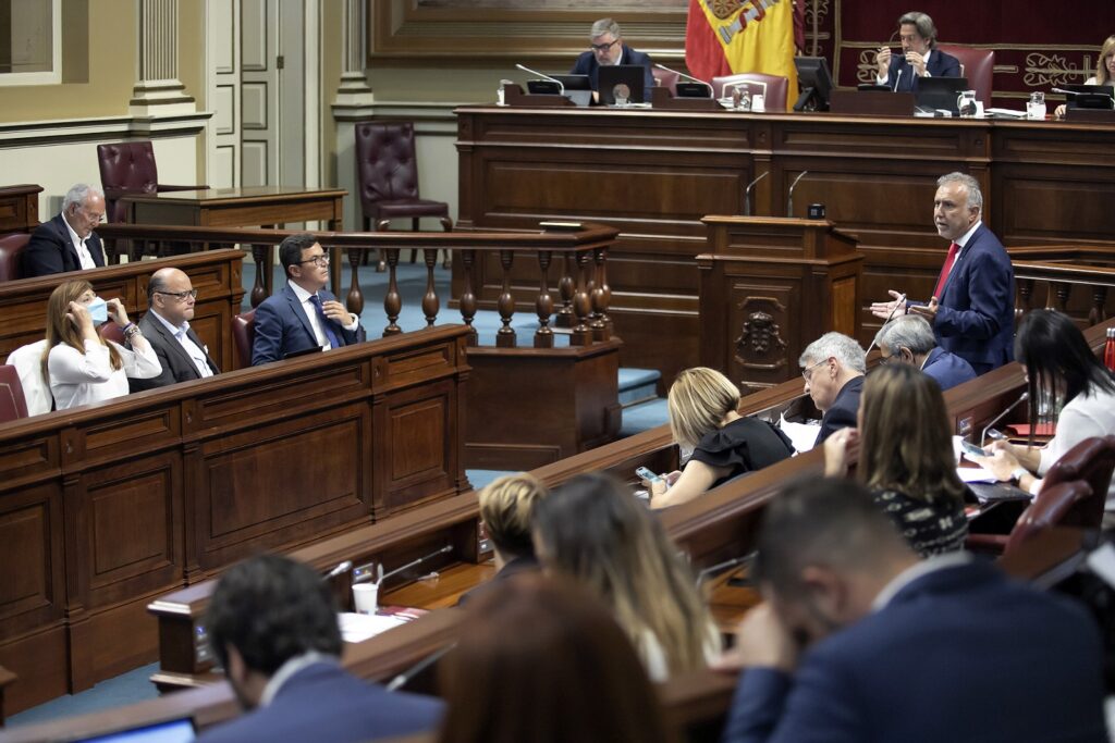 Torres en Parlamento. Mayo 2022