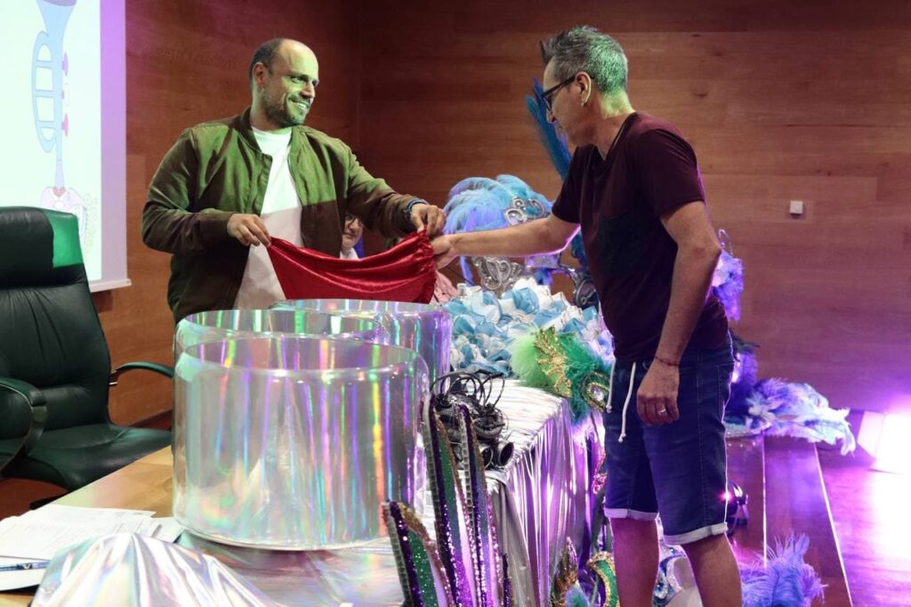 El sorteo se celebró la noche del martes en la sede central de Cajasiete de la capital tinerfeña. Al acto acudieron representantes de todas las formaciones participantes en el Carnaval de Santa Cruz 2022
