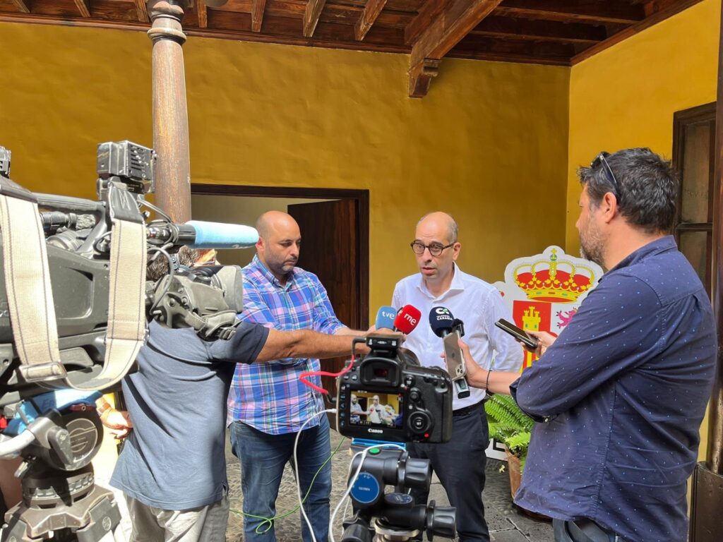 Malestar por "la negativa del comisionado de La Palma a colaborar con Parlamento"