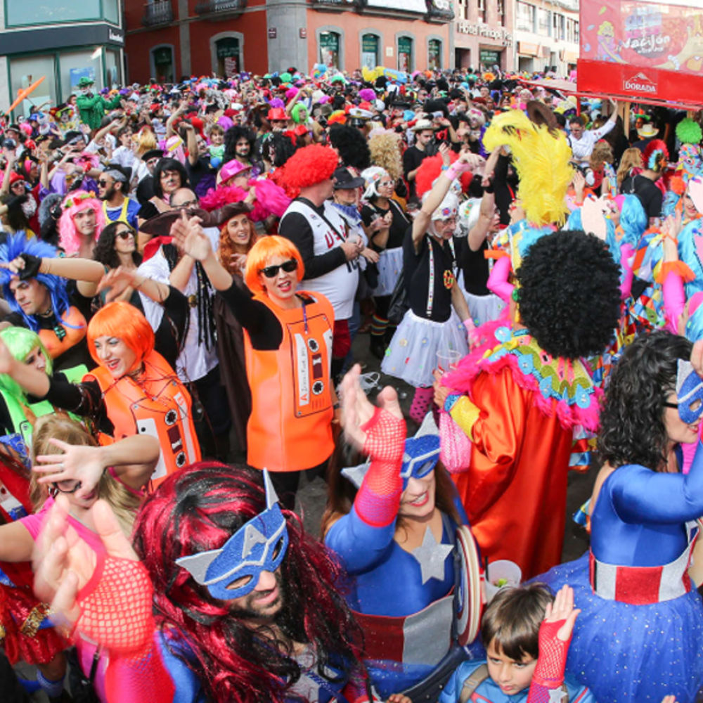 'Ponte al Día' saca sus disfraces a las calles de Santa Cruz de Tenerife