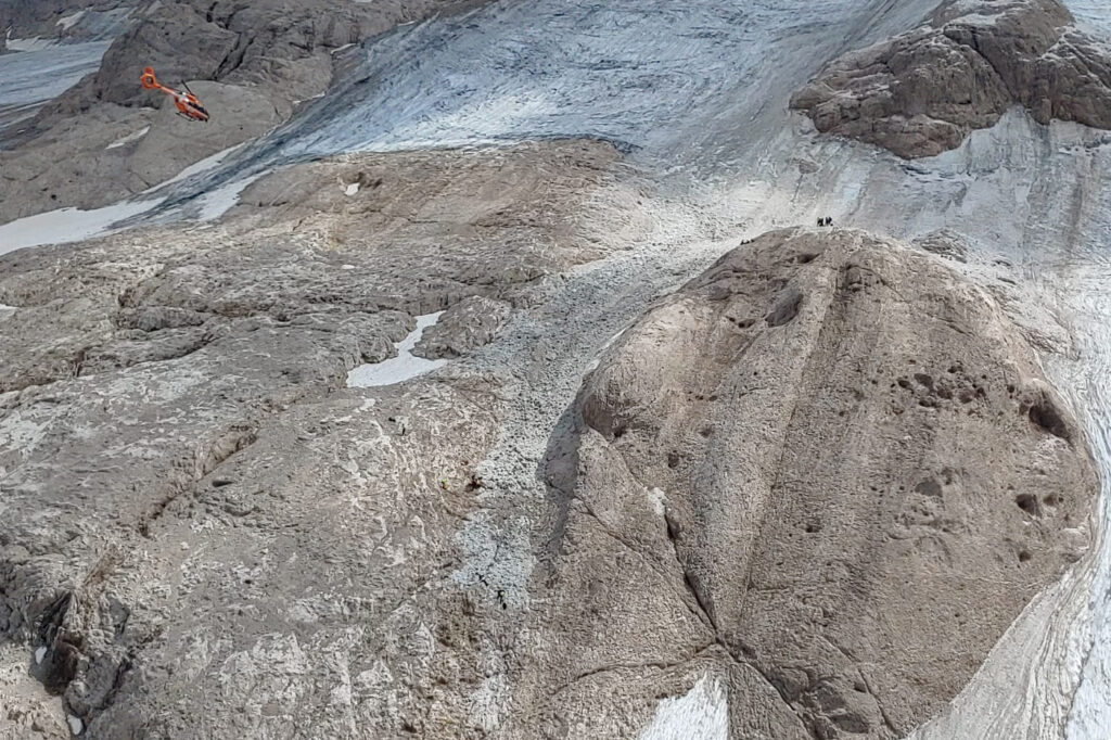 Sigue la búsqueda de las 17 personas desaparecidas en el glaciar desprendido en Los Alpes