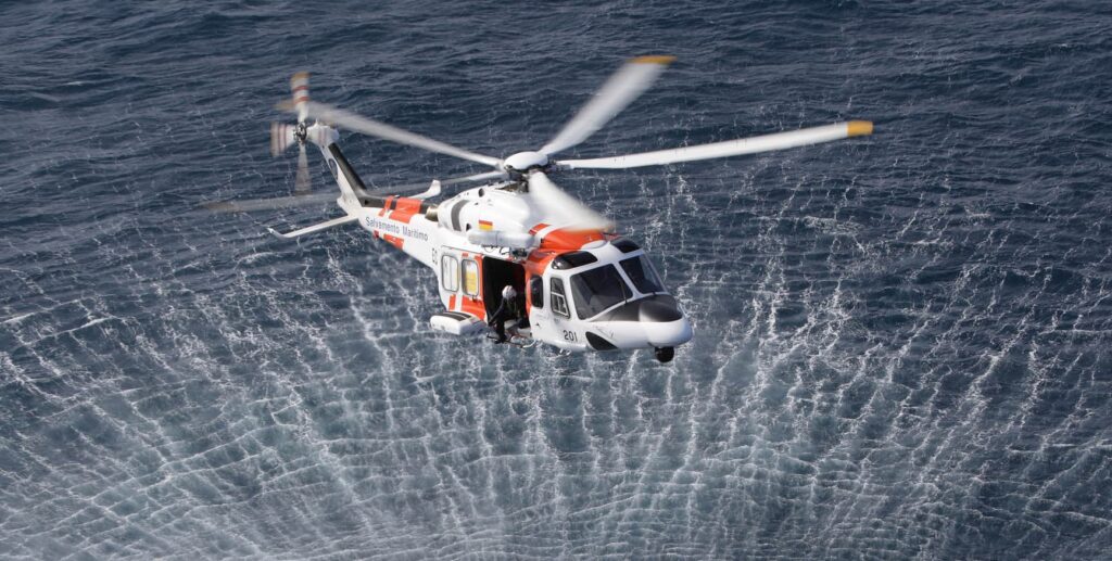 Salvamento acude a auxiliar a una neumática cerca de Fuerteventura