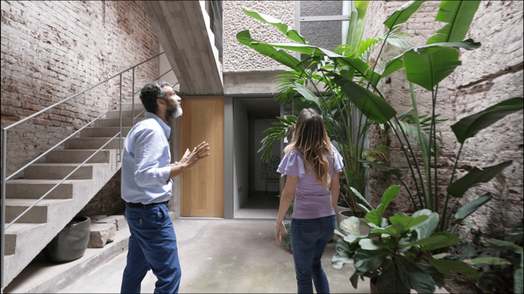 Una casa de cine, un piso de ensueño y un edificio con declaración de amor incluida en 'Toc Toc... ¿Se puede?