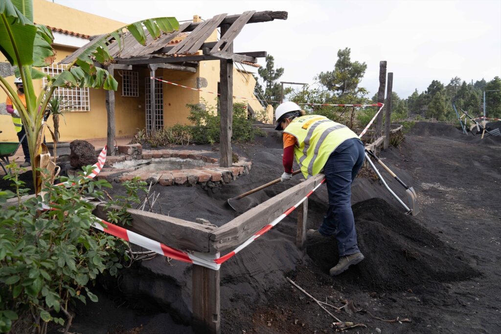 Gesplan lleva realizando esta labor desde enero hasta la actualidad, habiendo retirado ceniza de 413 viviendas, 91 parcelas y 145 viales