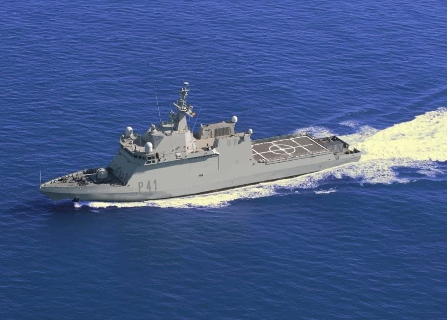 El BAM 'Meteoro' parte de su base en el Arsenal de Las Palmas para realizar vigilancia marítima en aguas de Canarias