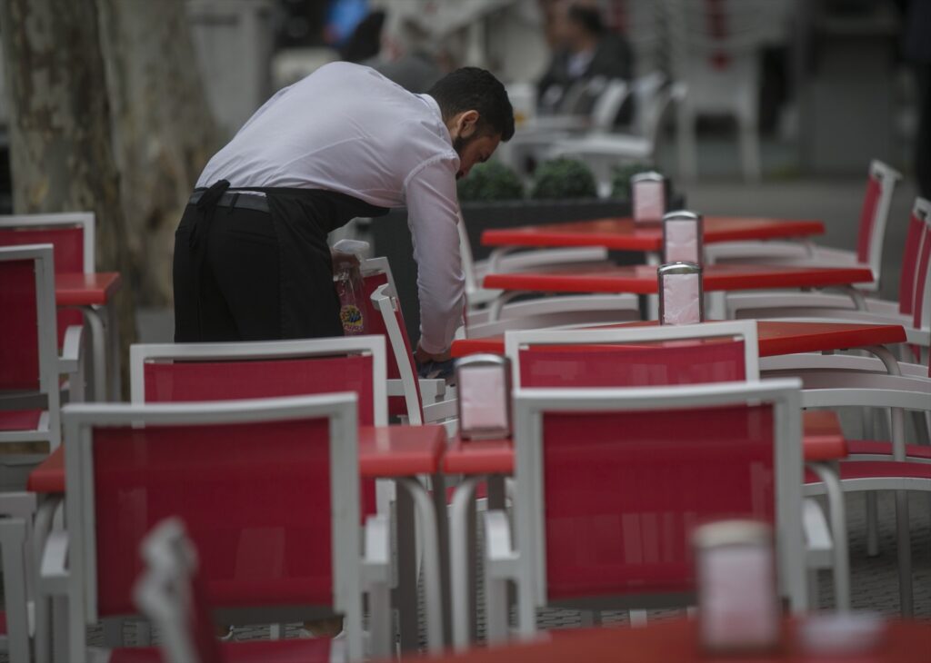 La economía española avanza hacia la recesión por el leve crecimiento de los servicios en agosto