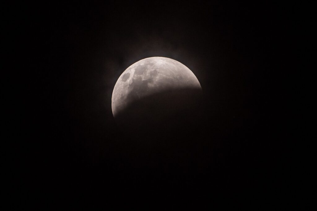 China descubre un nuevo mineral en la Luna