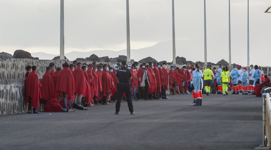 Salvamento desembarca en Lanzarote a 129 ocupantes de tres pateras
