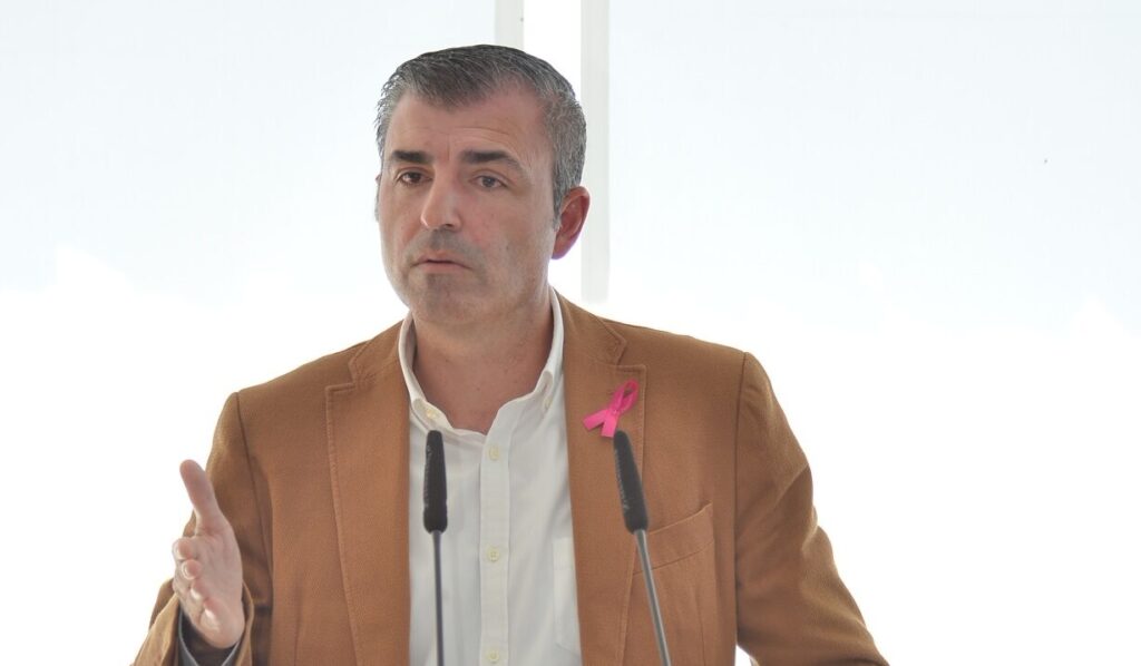 Domínguez ve "gravísimo" que el gobierno canario "no crea en el modelo económico"