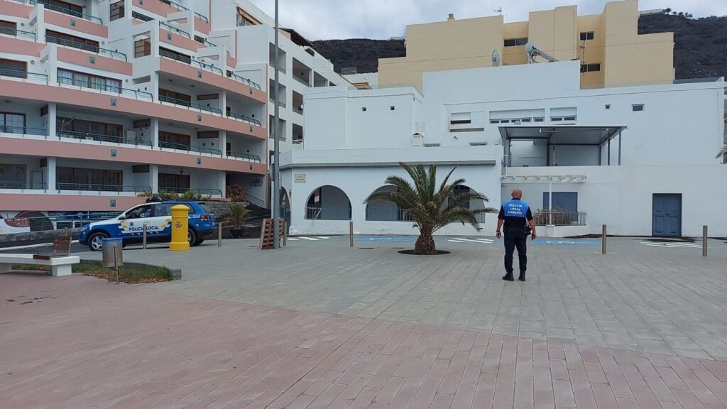 Siguen los gases tóxicos en Puerto Naos y La Bombilla