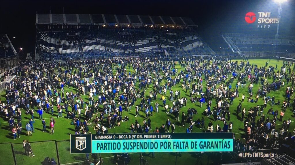 Al menos un muerto y centenares de heridos durante un partido de fútbol en Argentina
