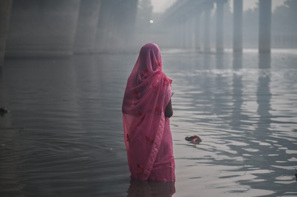 Ascienden a 141 los muertos por el derrumbe de un puente colgante en India