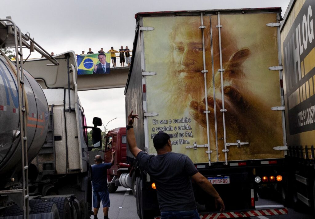 Partidarios de Bolsonaro bloquean las carreteras de Brasil