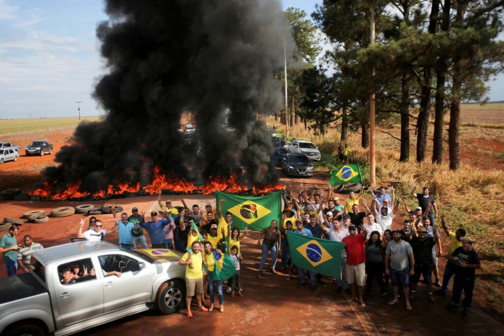 Partidarios de Bolsonaro bloquean las carreteras de Brasil