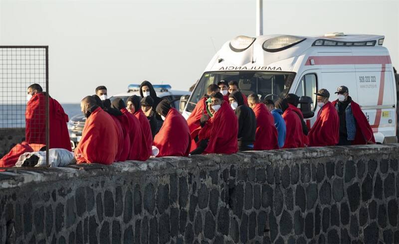 Salvamento Marítimo ha rescatado en la madrugada de este miércoles en aguas del norte de Lanzarote a 77 personas de origen magrebí que trataban de llegar a Canarias a bordo de dos pateras, entre ellas cuatro mujeres y dos niños. Todos ellos han desembarcado en buen estado en el puerto de Arrecife. EFE/ Adriel Perdomo