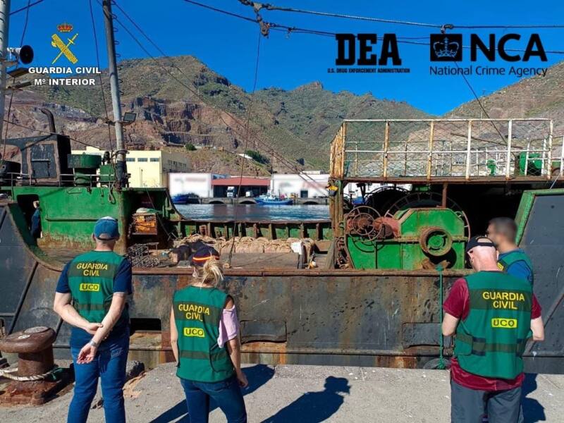 Interceptan un pesquero al norte de Canarias con 3.300 kilos de cocaína