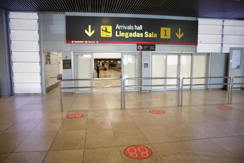 Los controles a todos los pasajeros del primer vuelo de China dan negativo