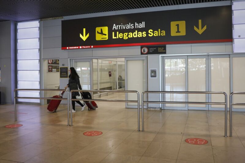 Los pasajeros procedentes de China deben presentar desde este martes el certificado covid