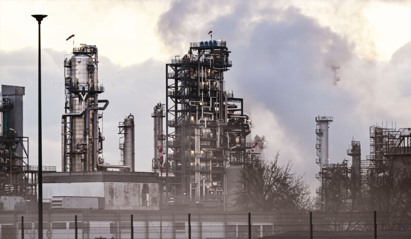 La demanda de petróleo alcanzará en 2023 el récord de 101,7 millones de barriles diarios