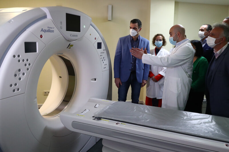 Pedro Sánchez defiende el acceso a técnicas diagnósticas de alta calidad en su visita al Hospital Universitario de La Palma
