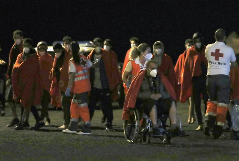 Salvamento auxilia a 78 personas de dos barcazas cerca de Lanzarote