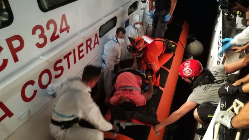 Naufraga un barco con unos 200 migrantes a bordo cerca de las costas de Calabria, Italia
