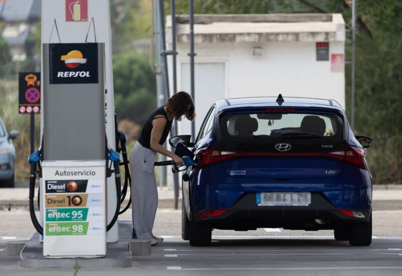Precio más bajo de la gasolina. Imagen: Una persona reposta su vehículo en una gasolinera. Eduardo Parra / Europa Press (Foto de ARCHIVO)
