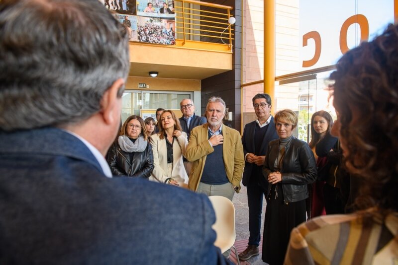 Torres garantiza el apoyo del Gobierno de Canarias a MiradasDoc