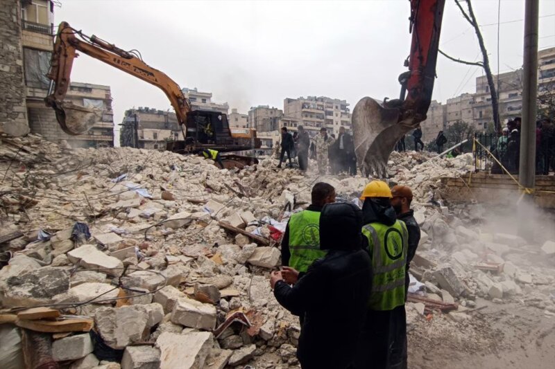 Los servicios de emergencia continúan con los rescates de víctimas en Turquía y Siria