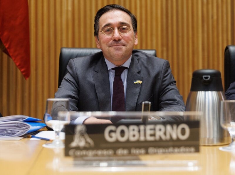 Albares dice que sigue "muy de cerca" posibles prospecciones de Marruecos