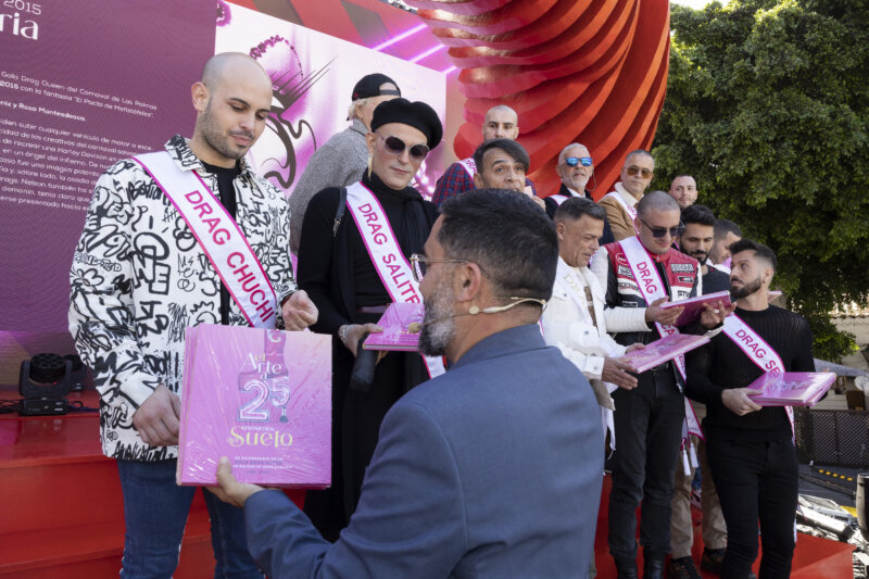 Israel Reyes durante la presentación de la publicación en el Parque Santa Catalina / Ayuntamiento de Las Palmas de Gran Canaria