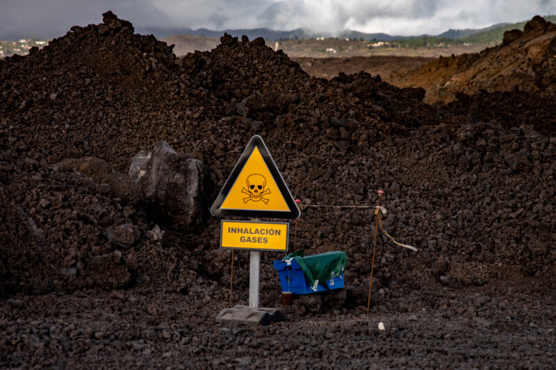 El Instituto Volcanológico de Canarias (Involcan) ha registrado un descenso significativo en la emisión de dióxido de azufre (SO2) a la atmósfera por parte del volcán de La Palma, el Tajogaite, durante su fase post-eruptiva, al pasar de más de 100.000 toneladas diarias a apenas tres al día