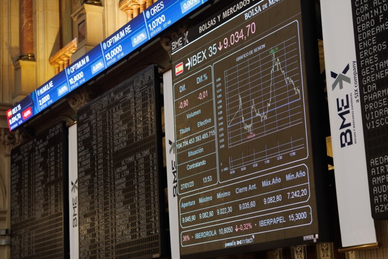 La banca lleva al IBEX a desplomarse al 3,9% por temor a la quiebra del Credit Suisse