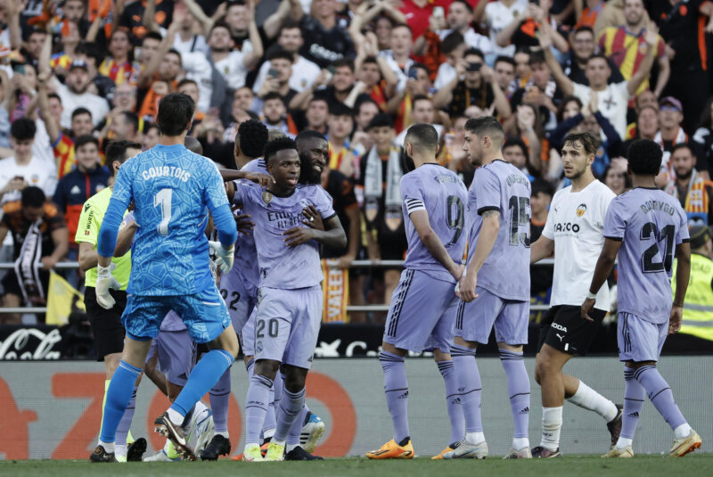 Identifican a tres personas por los insultos racistas a Vinícius en Mestalla