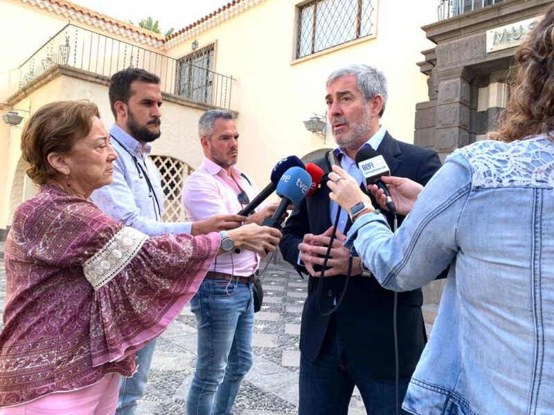 Clavijo opta por una base permanente de helicópteros para combatir incendios en Canarias
