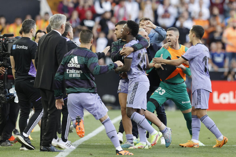 Identifican a tres personas por los insultos racistas a Vinícius en Mestalla