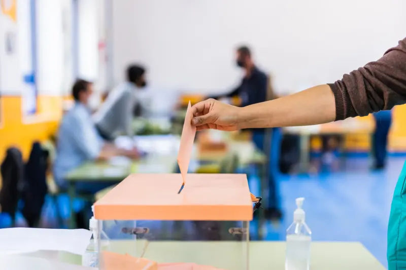 La Junta Electoral libra de ir a las mesas electorales a quienes tengan las vacaciones organizadas