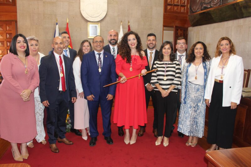 La alcaldesa de Granadilla de Abona junto al nuevo grupo de gobierno de la corporación municipal / Granadilla de Abona