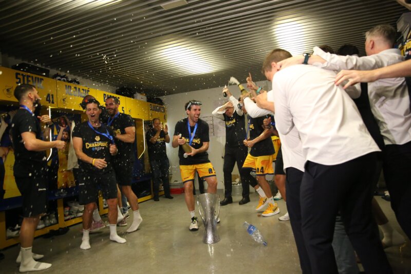 El CB Dreamland Gran Canaria durante la celebración en el vestuario tras ganar la Eurocopa. El club ha anunciado que no disputará la Euroliga / CB Gran Canaria