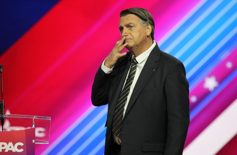 Inhabilitan a Bolsonaro hasta 2030