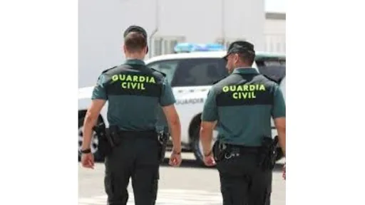 Los hechos ocurrieron en la zona de aparcamientos de vehículos de alquiler, cuando los perjudicados se dieron cuenta de que no tenían la cartera