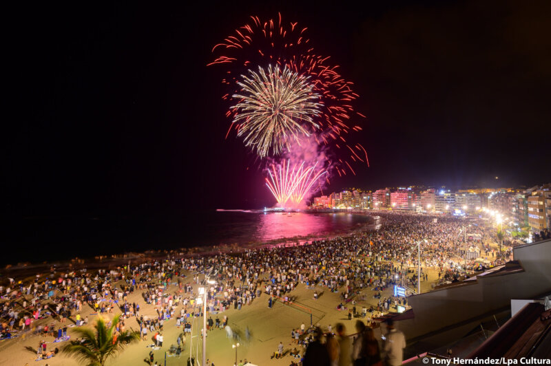 Fuegos artificiales en la playa de Las Canteras de Las Palmas de Gran Canaria / Archivo