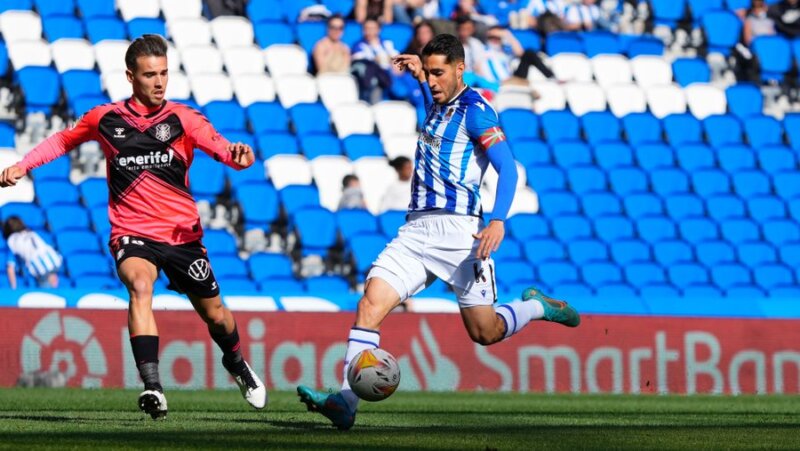 Roberto López (d) durante un partido frente al CD Tenerife