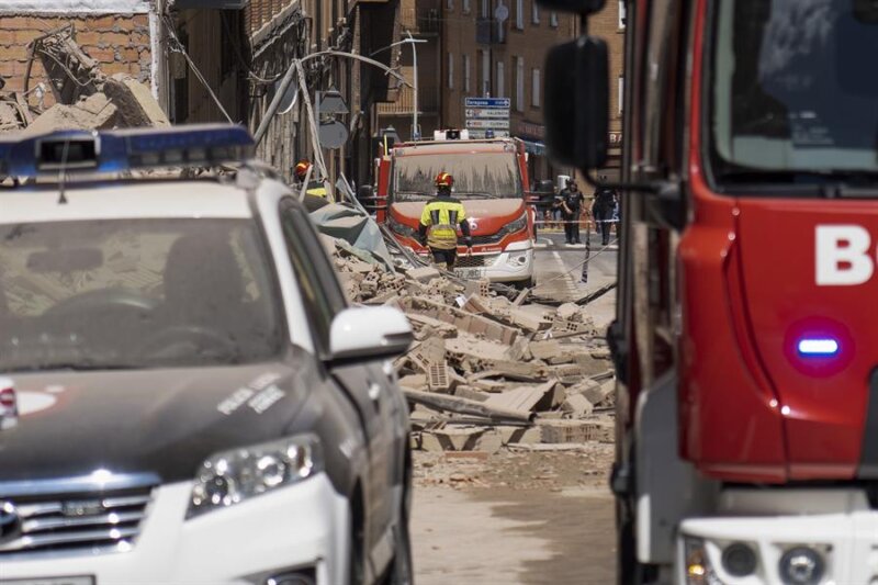 Un edificio de cinco plantas situado en la calle San Francisco del centro de Teruel se ha derrumbado este martes, aunque según los primeros datos no ha habido daños personales, ya que se había desalojado previamente. El edificio, que ya había recibido la orden de desalojo por parte de los bomberos, se ha venido abajo en el momento en el que salía el último de sus vecinos, han informado testigos presenciales. EFE/ Antonio García