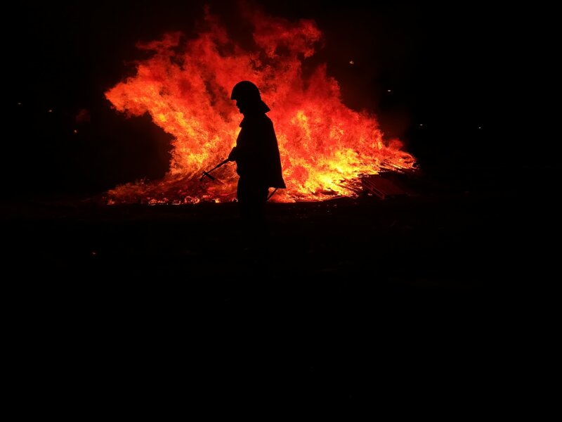 La celebración de las hogueras de San Juan en el barrio de María Jiménez, en la capital tinerfeña, se ha visto envuelta en una controversia