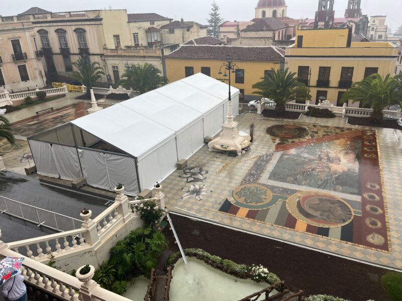 Estado en el que quedó con las lluvias de la tarde de este lunes del magno tapiz de La Orotava / Ayuntamiento de La Orotava
