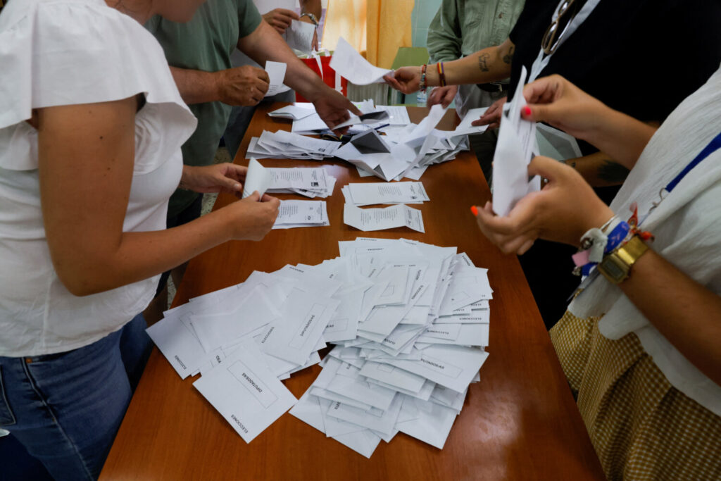 Este domingo 9 de junio se celebran las elecciones al Parlamento Europeo. Por ello, el grupo Radio Televisión Canaria ha preparado un despliegue informativo con el que podrán seguir la jornada electoral y todo lo que acontezca en torno a ella
Foto archivo. Recuento de votos elecciones generales 2023 23j